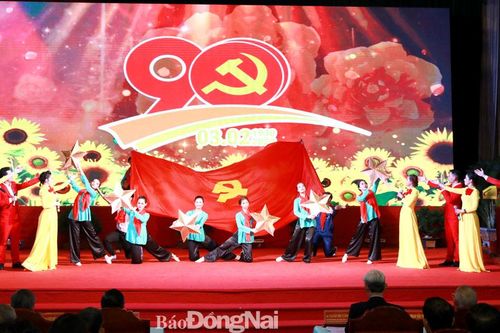 Tự hào truyền thống, vững bước dưới cờ Đảng quang vinh