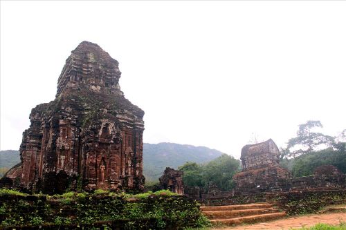 Huyền bí tháp Chăm ngàn năm trong lòng Thánh địa
