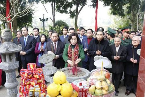 Các đồng chí lãnh đạo tỉnh dâng hương tại Khu tưởng niệm đồng chí Lương Văn Thăng