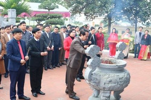 Đoàn đại biểu huyện Yên Mô dâng hương tưởng niệm đồng chí Tạ Uyên