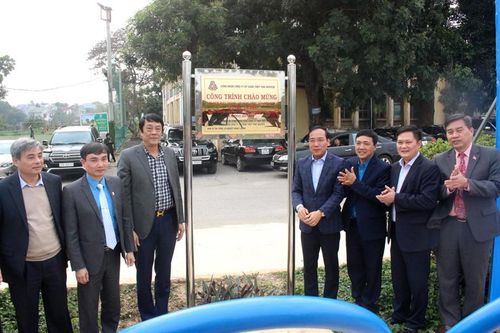 Gắn biển công trình chào mừng Ngày thành lập Đảng