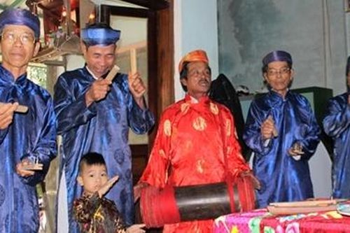 Đến từng nhà hát sắc bùa chúc mừng xuân mới