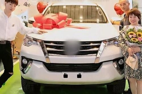 Sao Việt mua nhà, xe hơi tiền tỷ tặng cha mẹ