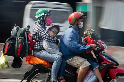 Người miền Tây đội nắng, ngủ gật trên đường trở lại TP.HCM
