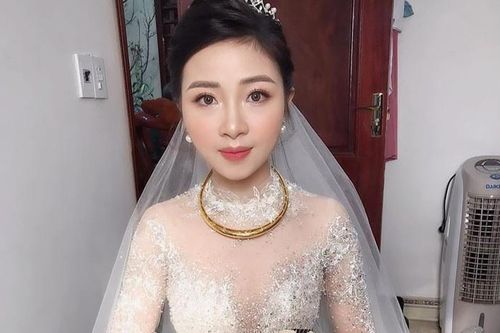 Váy cưới của vợ cầu thủ Văn Đức có giá 600 triệu đồng?