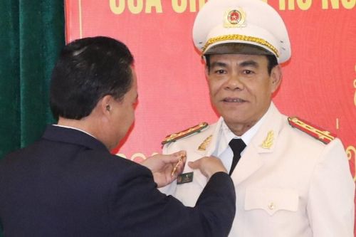 Giám đốc Công an Hà Tĩnh nhận huy chương phát triển do Lào trao tặng