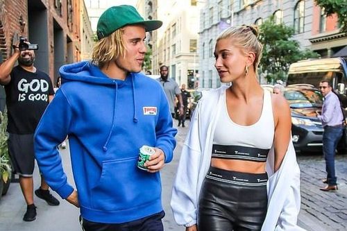 Justin Bieber và vợ ăn mặc đối lập khi xuống phố