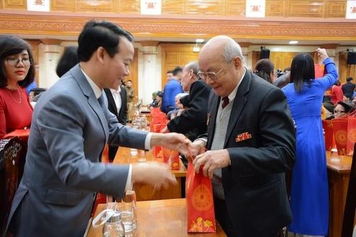 Yên Bái gặp mặt 165 đảng viên được tặng Huy hiệu 60 năm tuổi đảng trở lên