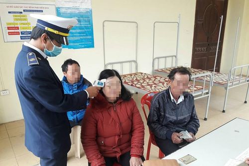 Theo dõi sức khỏe 2 trường hợp bị sốt sau khi trở về từ Trung Quốc