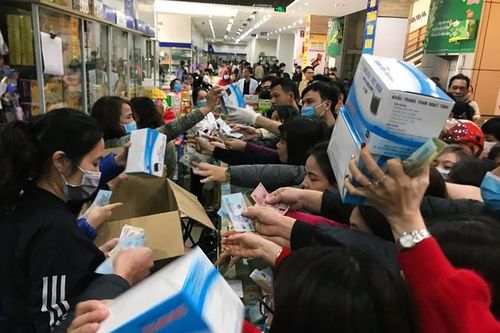 Dân Hà Nội 'sướng': Hít bụi mịn, uống nước váng dầu...chạy dịch Corona