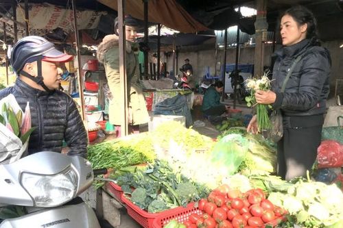 Giá rau xanh, hải sản vẫn cao sau Tết