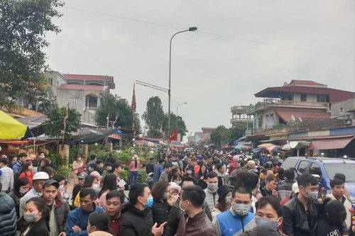 Hàng vạn người đổ về chợ Viềng