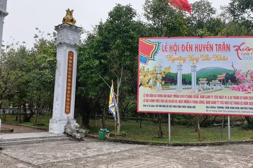 Huế dừng lễ hội đền Huyền Trân và các hội Xuân tập trung đông người