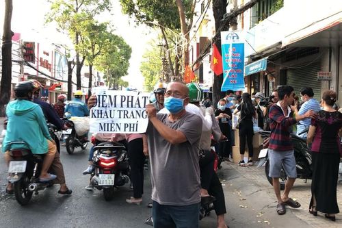 Những chiếc khẩu trang nghĩa tình ở đất Tây Đô