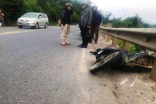 Đâm xe vào lan can, hai thanh niên thương vong