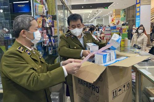 Xử lý 3 trường hợp 'chặt chém' giá khẩu trang ở chợ thuốc Hapulico