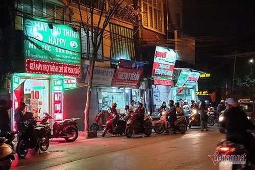 Khẩu trang thành hàng quý hiếm, dân thủ đô về quê 'ôm' hết hàng