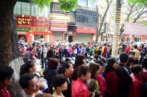 Xếp hàng chờ mua cầu may, những thứ rước Thần Tài về nhà