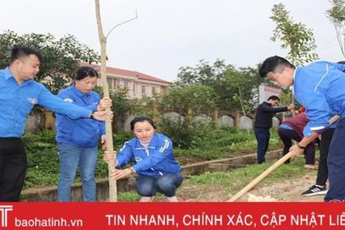 Trồng cây xanh mừng 90 năm thành lập Đảng