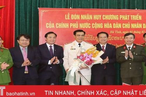 Chính phủ Lào tặng Huy chương phát triển cho Giám đốc Công an Hà Tĩnh
