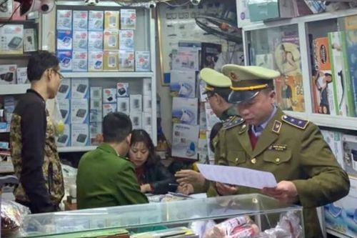 Phạt nặng 2 cửa hàng tăng giá khẩu trang tại Hà Nội