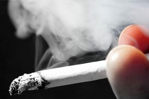 Mẹo khử mùi thuốc lá trên quần áo