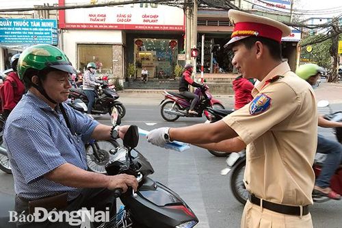 Đội Cảnh sát giao thông TP.Biên Hòa tặng khẩu trang cho người đi đường