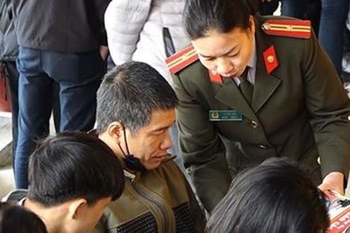 Người dân được tuyên truyền pháp luật khi đến làm hộ chiếu
