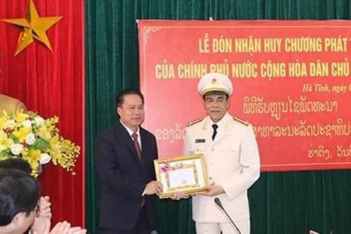 Giám đốc Công an tỉnh Hà Tĩnh nhận Huy chương phát triển của Chính phủ Lào