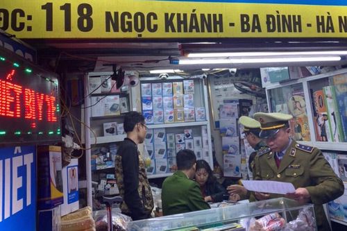 Phạt nặng 2 cửa hàng thuốc bán khẩu trang y tế giá 'cắt cổ'