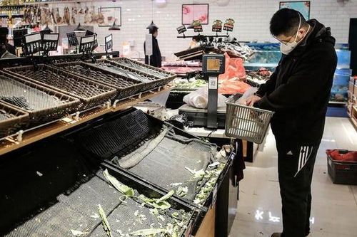 Hàng hóa siêu thị Vũ Hán trống trơn giữa 'tâm dịch' virus corona