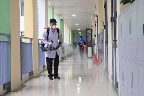 Hà Nội phun thuốc khử trùng tại hơn 5.000 trường học, nhóm lớp