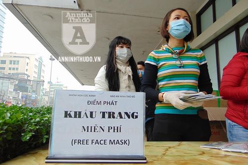 Nhận khẩu trang miễn phí, người dân cảm kích trong nỗ lực chống virus corona Vũ Hán