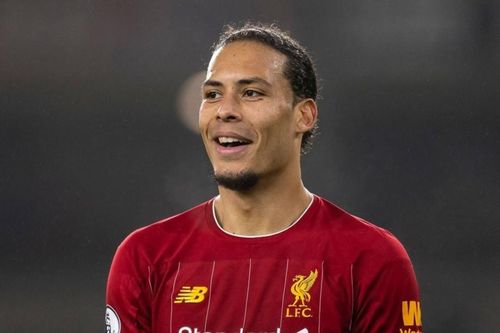 CĐV phấn khích với pha thoát việt vị của Van Dijk
