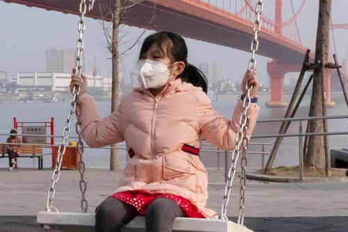 Cuộc sống 'về hưu tuổi 20' của nhà báo kẹt ở tâm dịch corona