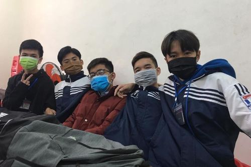 Học sinh đăng ảnh đeo khẩu trang đi học giữa dịch corona