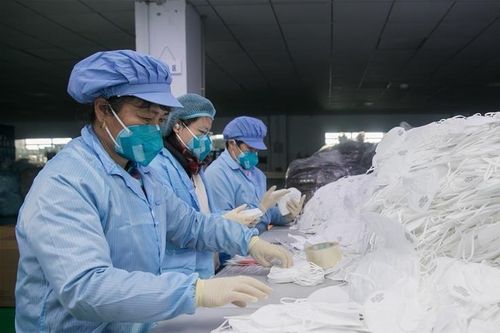 Bên trong các nhà máy sản xuất khẩu trang tại Trung Quốc