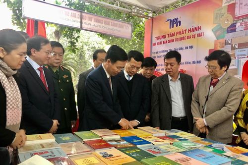 Trưng bày 10.000 bản sách, tài liệu về Đảng