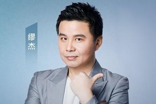 Nam ca sĩ lái xe 30 giờ, quyên tặng 15 tấn rau cho Vũ Hán là ai?