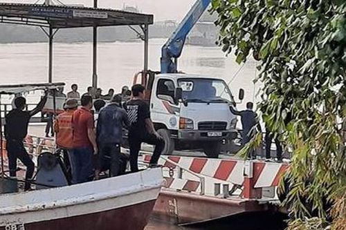 Ôtô trôi xuống sông trong lúc chờ phà, một người chết