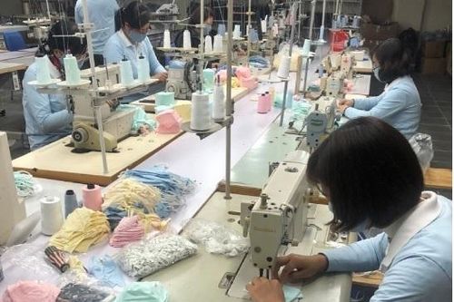 Khẩu trang y tế vẫn 'khan hàng' diện rộng, các DN sản xuất cam kết không tăng giá