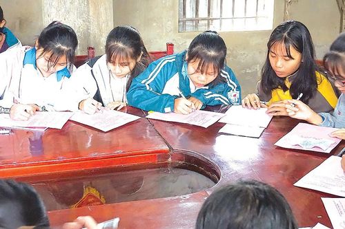 Khai bút đầu năm trên quê hương Bà chúa thơ Nôm