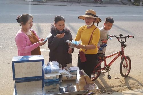 Nhiều nơi ở Quảng Ngãi phát khẩu trang y tế miễn phí phòng virus Corona
