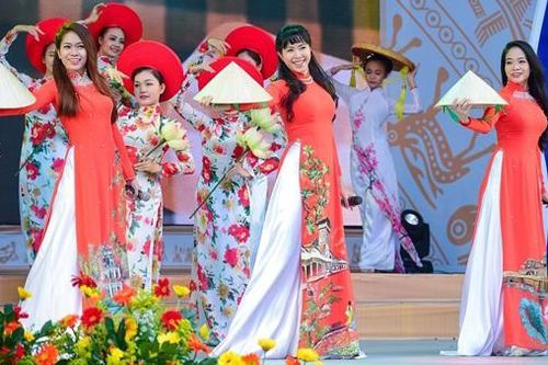 Mùa áo dài mừng đón xuân sang