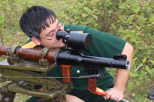 Những nhà khoa học mang áo lính