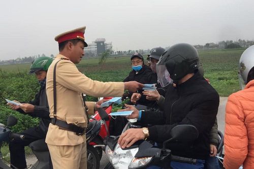 CSGT phát miễn phí khẩu trang y tế cho người tham gia giao thông