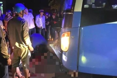 Thanh niên say rượu đi xe máy 'kẹp 3' tông vào ô tô khách