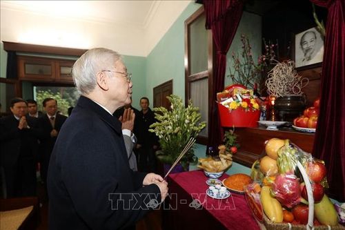 Tổng bí thư, Chủ tịch nước dâng hương tưởng niệm Bác Hồ tại Nhà 67