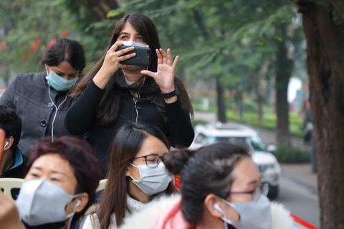 Du khách check-in Hà Nội với khẩu trang thời dịch virus corona