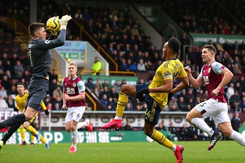 Phung phí cơ hội, Arsenal chia điểm Burnley